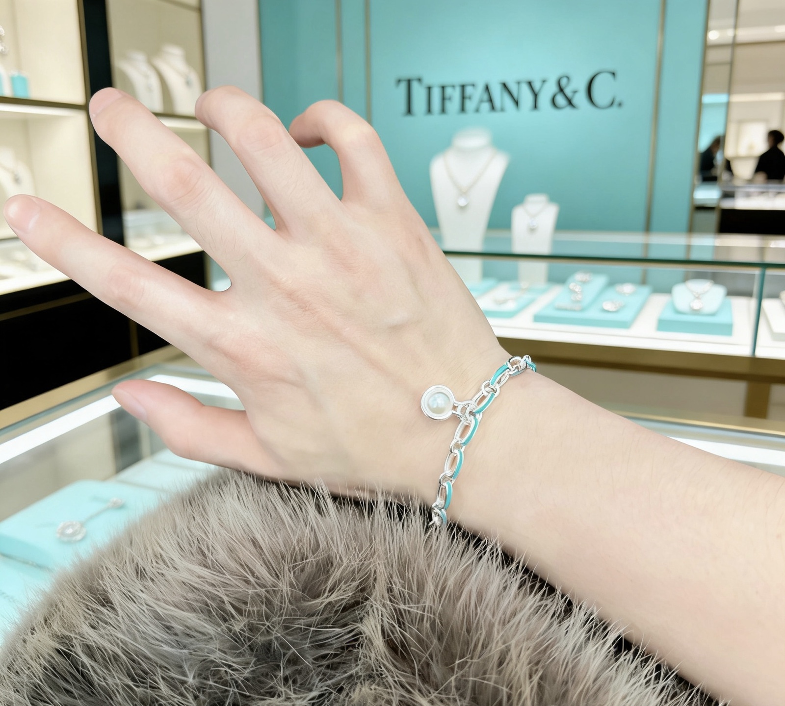 Tiffany Co Tiffany HardWear Pearl Charm Bracelet bracelet Silver-toned metal with Tiffany Blue enamel accents and white freshwater pearl charm 17cm