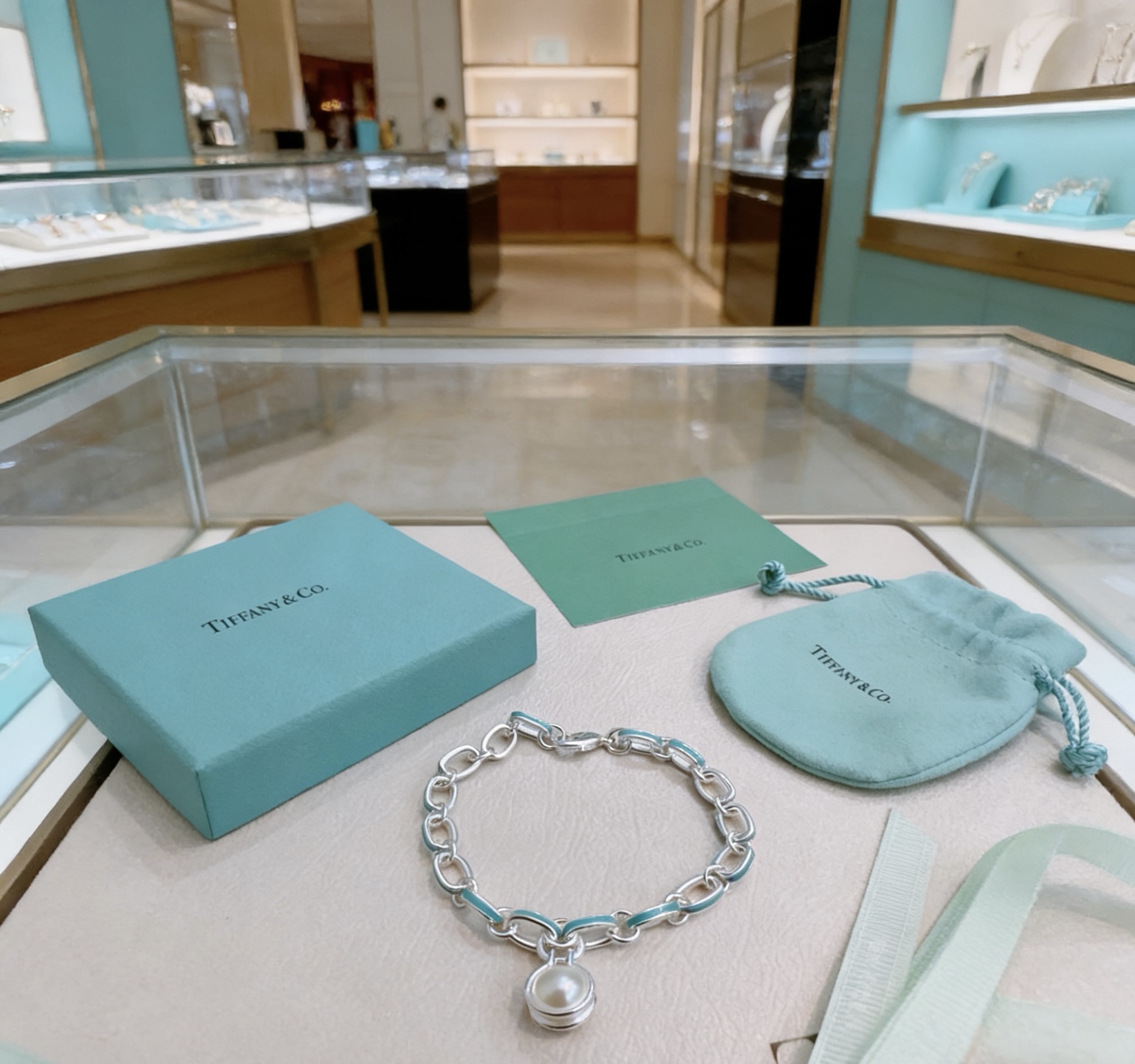 Tiffany Co Tiffany HardWear Pearl Charm Bracelet bracelet Silver-toned metal with Tiffany Blue enamel accents and white freshwater pearl charm 17cm