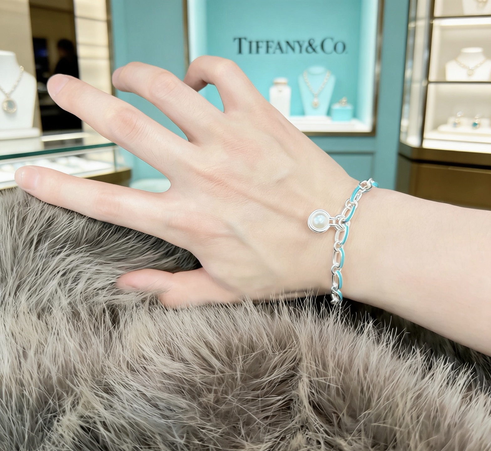 Tiffany Co Tiffany HardWear Pearl Charm Bracelet bracelet Silver-toned metal with Tiffany Blue enamel accents and white freshwater pearl charm 17cm