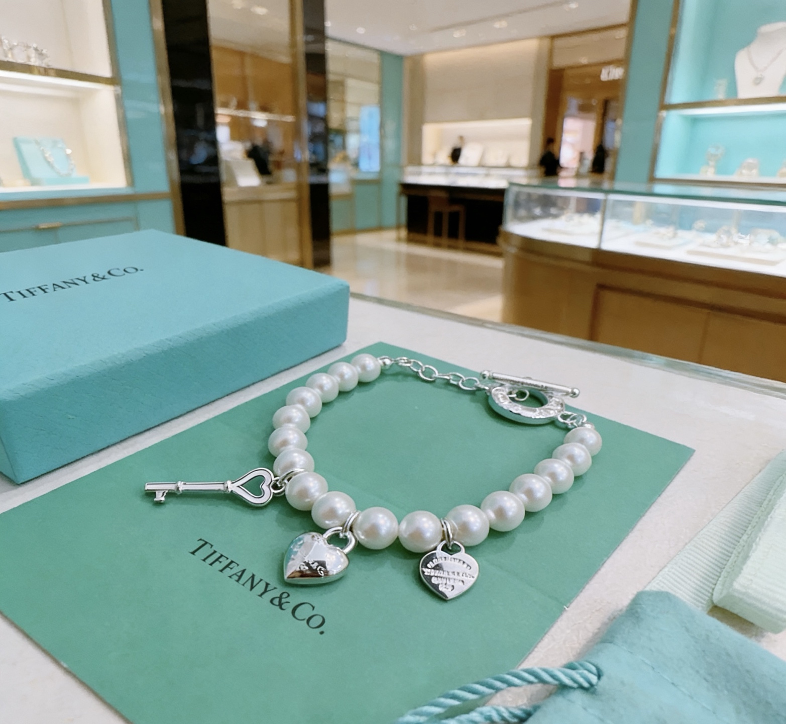 Tiffany Co Return to Tiffany Heart Key Pearl Toggle Bracelet bracelet silver-toned metal with white freshwater pearls 7 inches