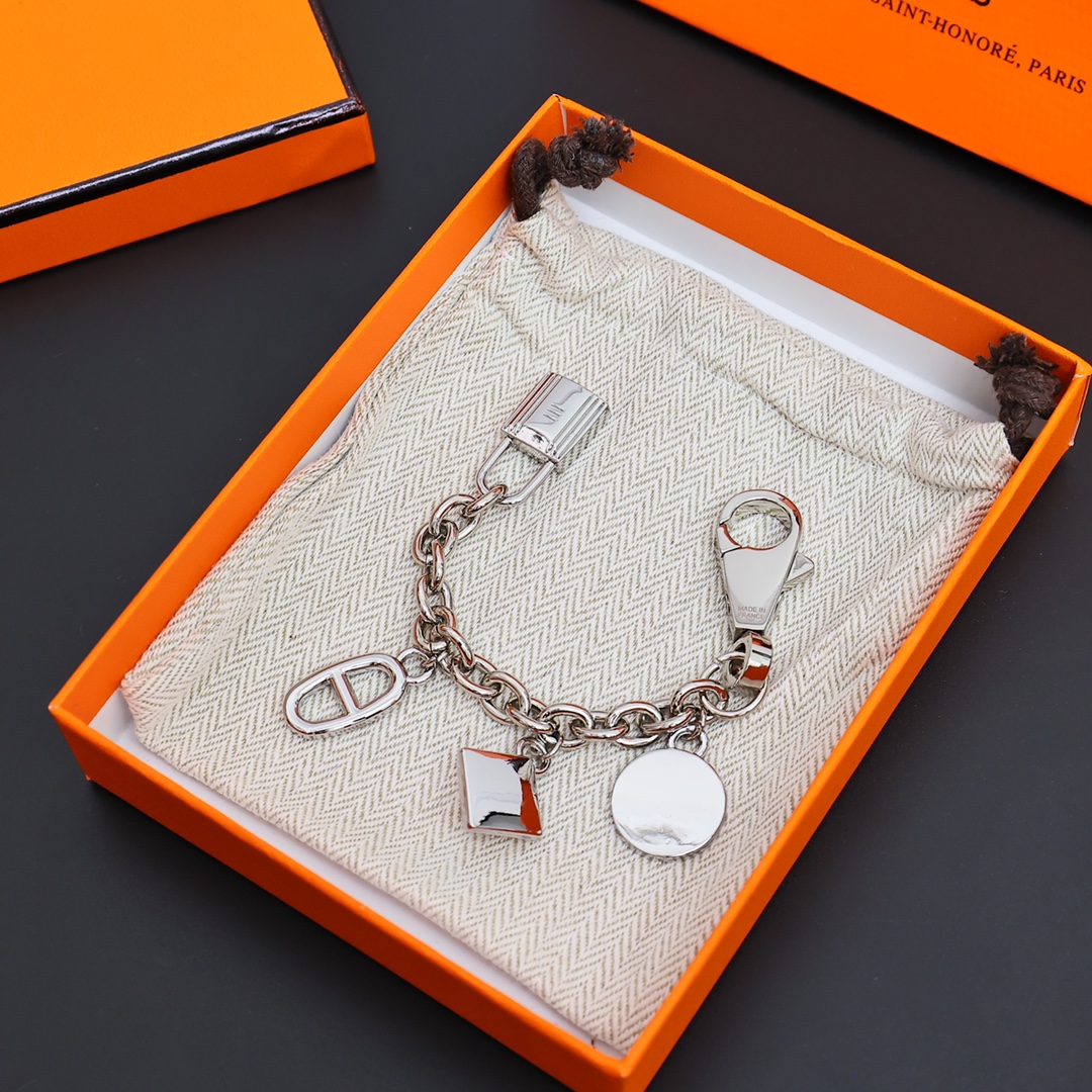 Bracelet Hermes Olga Charm Métal argenté palladié sans pierres précieuses 16cm
