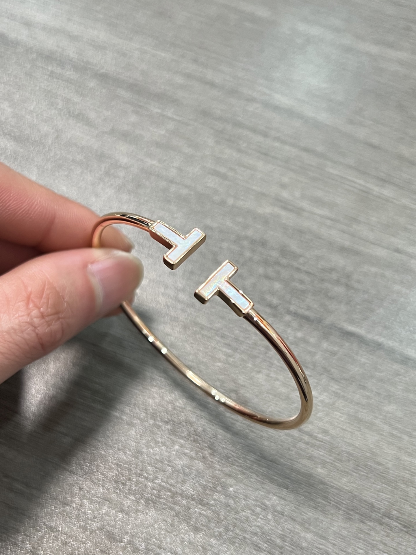 Tiffany Tiffany T bracelet 18k rose gold with mother-of-pearl inlay 18k white gold with mother-of-pearl inlay 18k yellow gold with mother-of-pearl inlay 16cm inner circumference