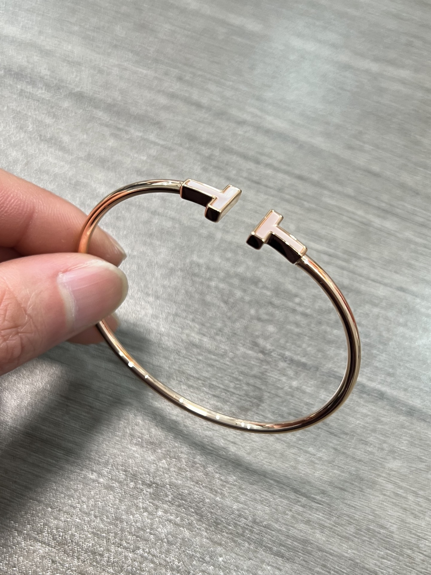 Tiffany Tiffany T bracelet 18k rose gold with mother-of-pearl inlay 18k white gold with mother-of-pearl inlay 18k yellow gold with mother-of-pearl inlay 16cm inner circumference