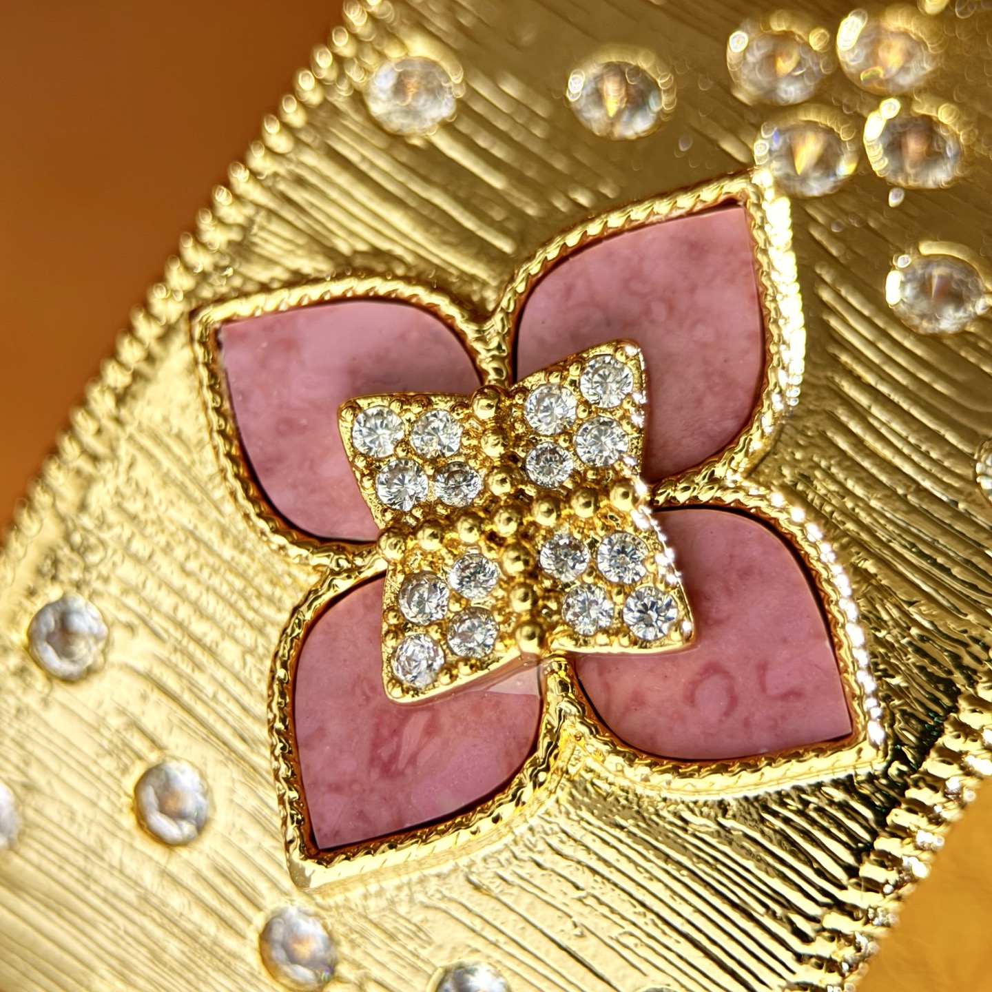 Roberto Coin Love in Verona bracelet yellow gold with white mother-of-pearl and clear diamond accents 17cm inner circumference