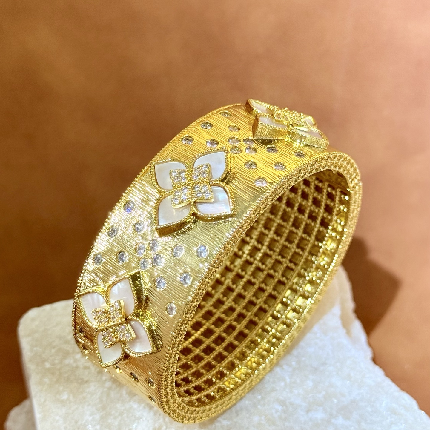 Roberto Coin Love in Verona bracelet yellow gold with white mother-of-pearl and clear diamond accents 17cm inner circumference