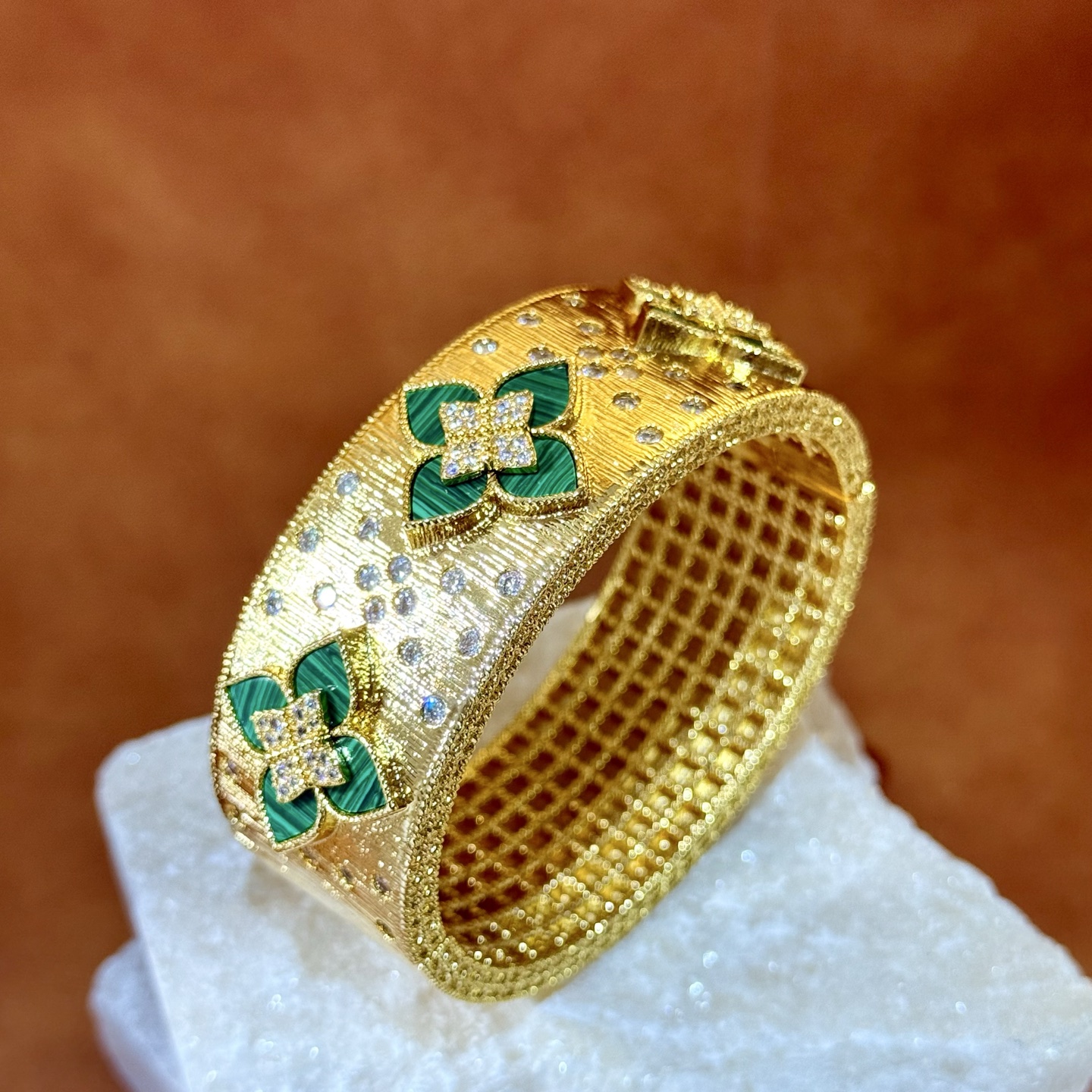 Bracciale Roberto Coin Love in Verona Oro giallo con accenti di diamanti disponibile nelle varianti con rodonite rosa madreperla e intarsio floreale in onice nero Circonferenza interna 17 cm