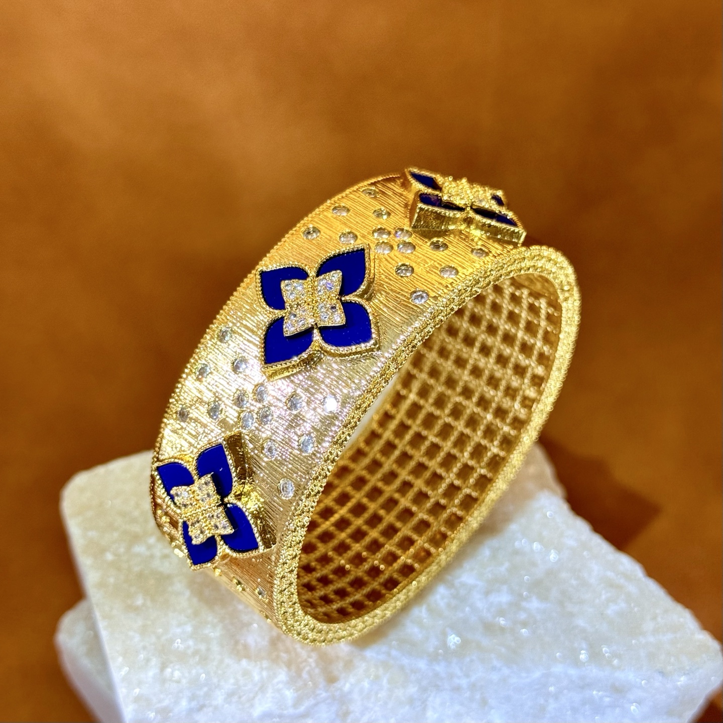 Bracciale Roberto Coin Love in Verona Oro giallo con accenti di diamanti disponibile nelle varianti con rodonite rosa madreperla e intarsio floreale in onice nero Circonferenza interna 17 cm