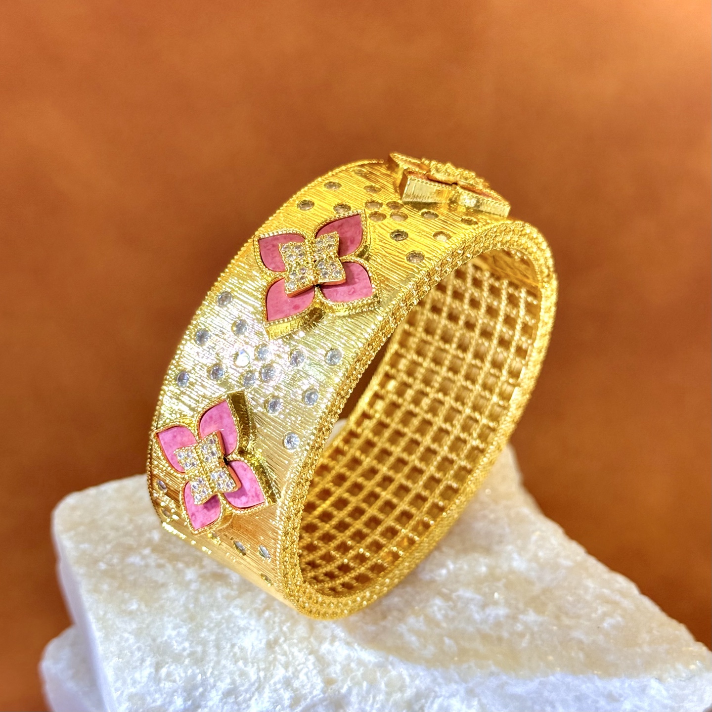 Bracciale Roberto Coin Love in Verona Oro giallo con accenti di diamanti disponibile nelle varianti con rodonite rosa madreperla e intarsio floreale in onice nero Circonferenza interna 17 cm