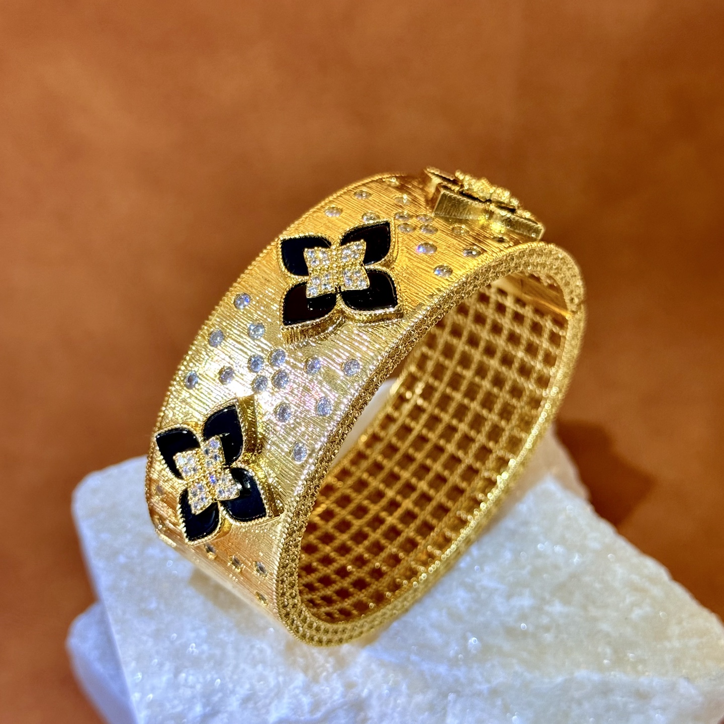 Bracciale Roberto Coin Love in Verona Oro giallo con accenti di diamanti disponibile nelle varianti con rodonite rosa madreperla e intarsio floreale in onice nero Circonferenza interna 17 cm