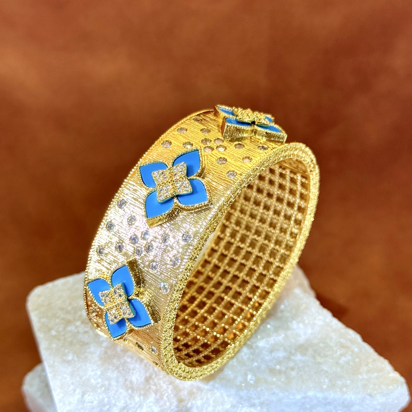 Bracciale Roberto Coin Love in Verona Oro giallo con accenti di diamanti disponibile nelle varianti con rodonite rosa madreperla e intarsio floreale in onice nero Circonferenza interna 17 cm