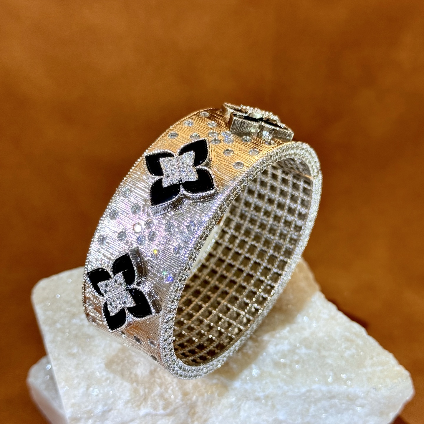 Bracciale Roberto Coin Love in Verona Oro bicolore bianco e giallo 18 carati con diamanti trasparenti e varianti intarsiate di lapislazzuli turchese malachite 18 cm