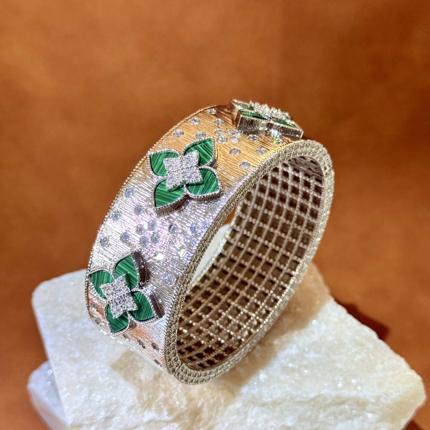 Bracciale Roberto Coin Love in Verona Oro bicolore bianco e giallo 18 carati con diamanti trasparenti e varianti intarsiate di lapislazzuli turchese malachite 18 cm