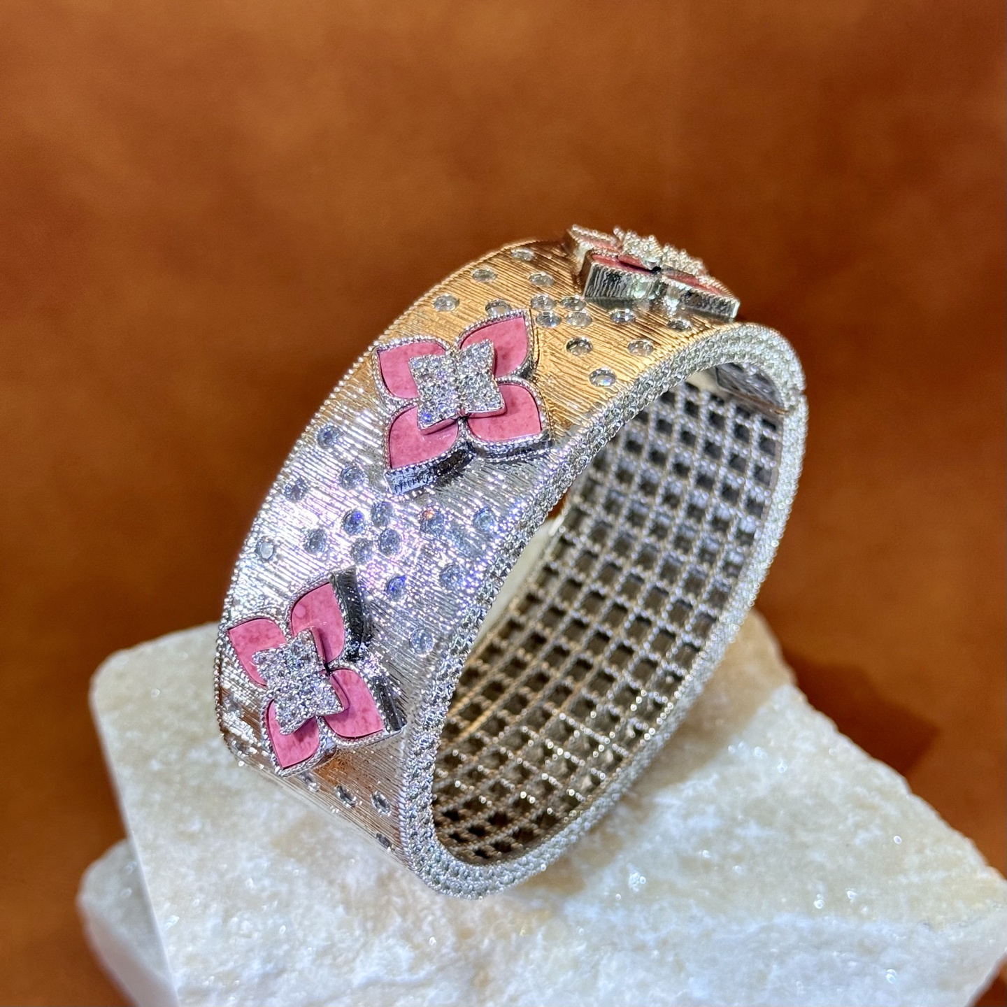 Bracciale Roberto Coin Love in Verona Oro bicolore bianco e giallo 18 carati con diamanti trasparenti e varianti intarsiate di lapislazzuli turchese malachite 18 cm