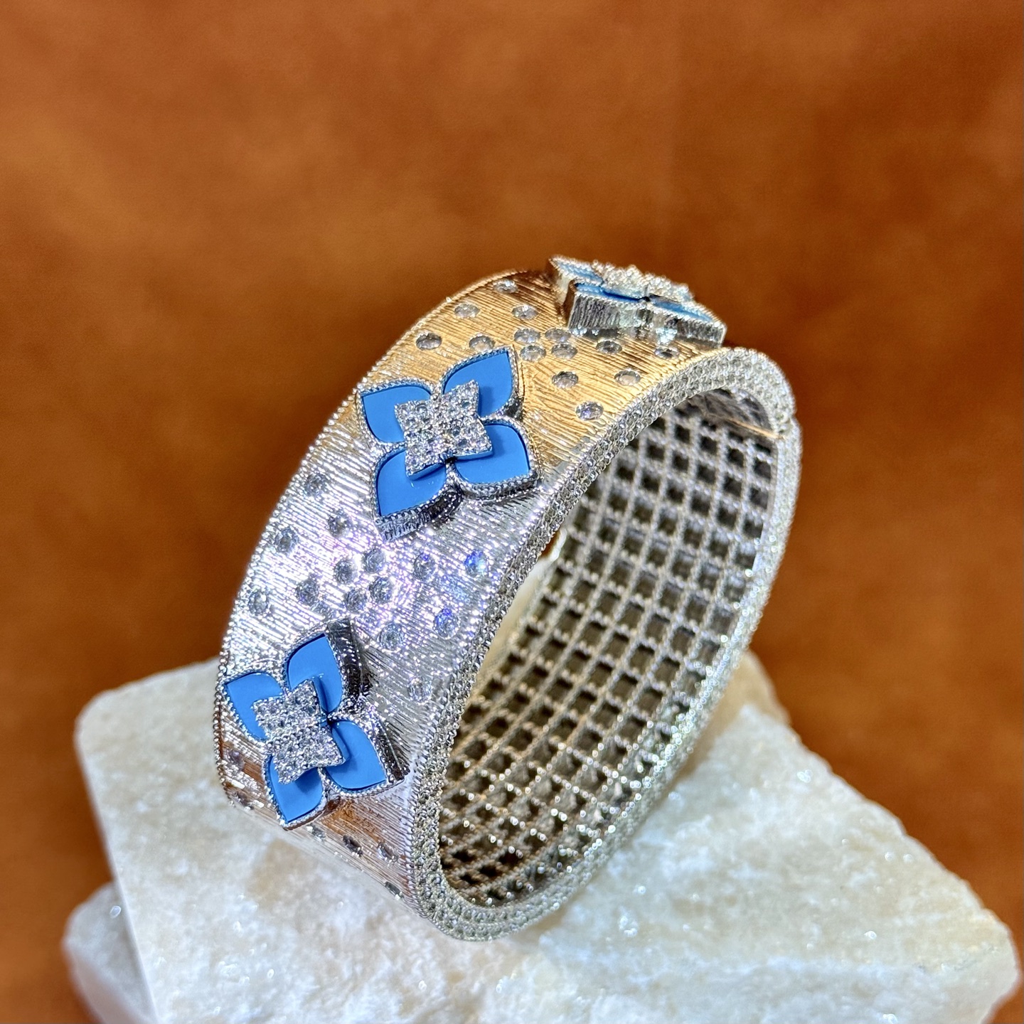 Bracciale Roberto Coin Love in Verona Oro bicolore bianco e giallo 18 carati con diamanti trasparenti e varianti intarsiate di lapislazzuli turchese malachite 18 cm