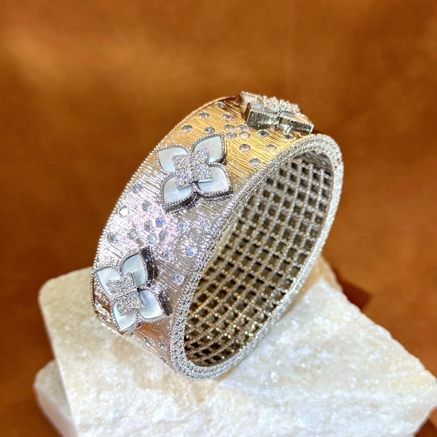 Bracciale Roberto Coin Love in Verona Oro bicolore bianco e giallo 18 carati con diamanti trasparenti e varianti intarsiate di lapislazzuli turchese malachite 18 cm