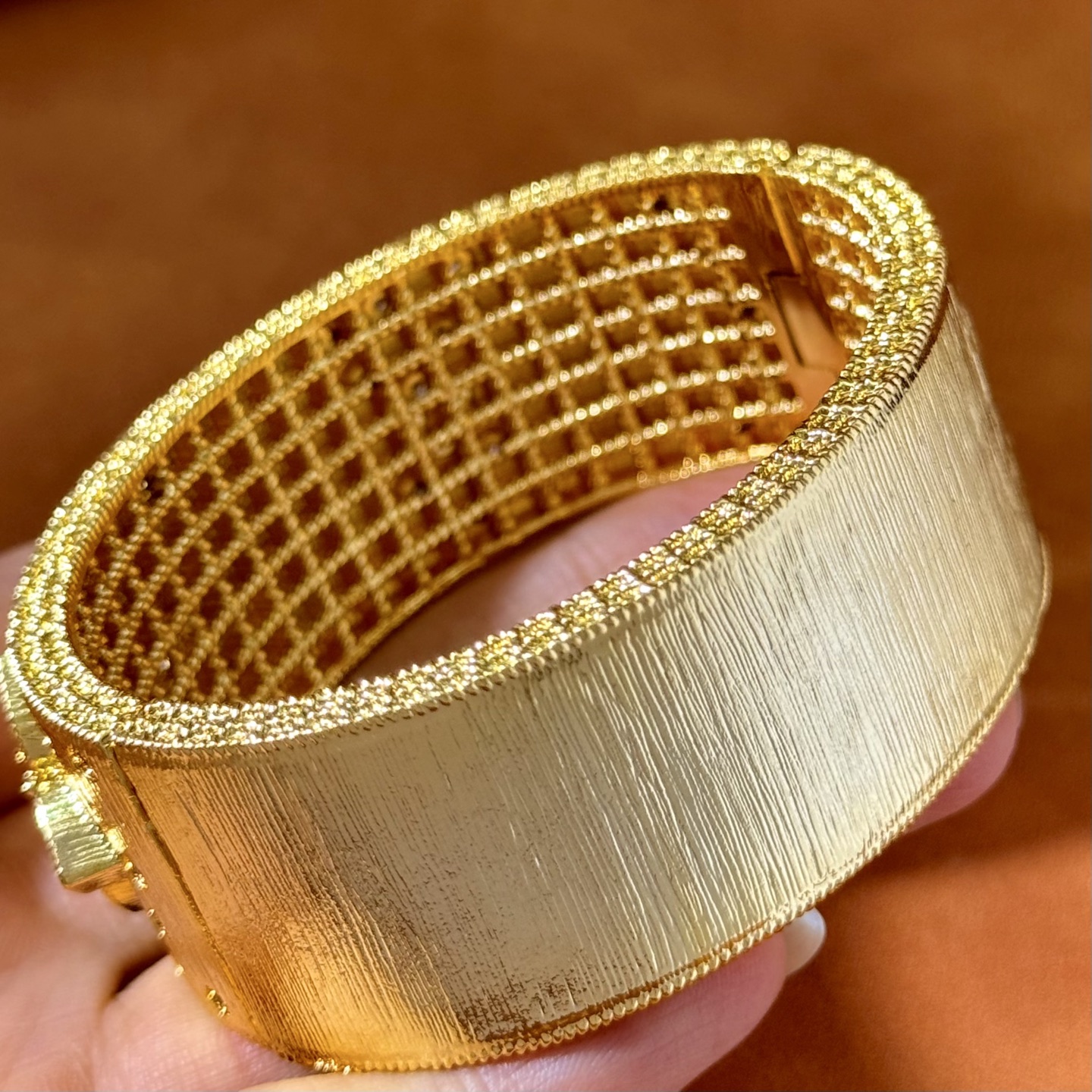 Roberto Coin Love in Verona bracelet yellow gold with white mother-of-pearl and clear diamond accents 17cm inner circumference