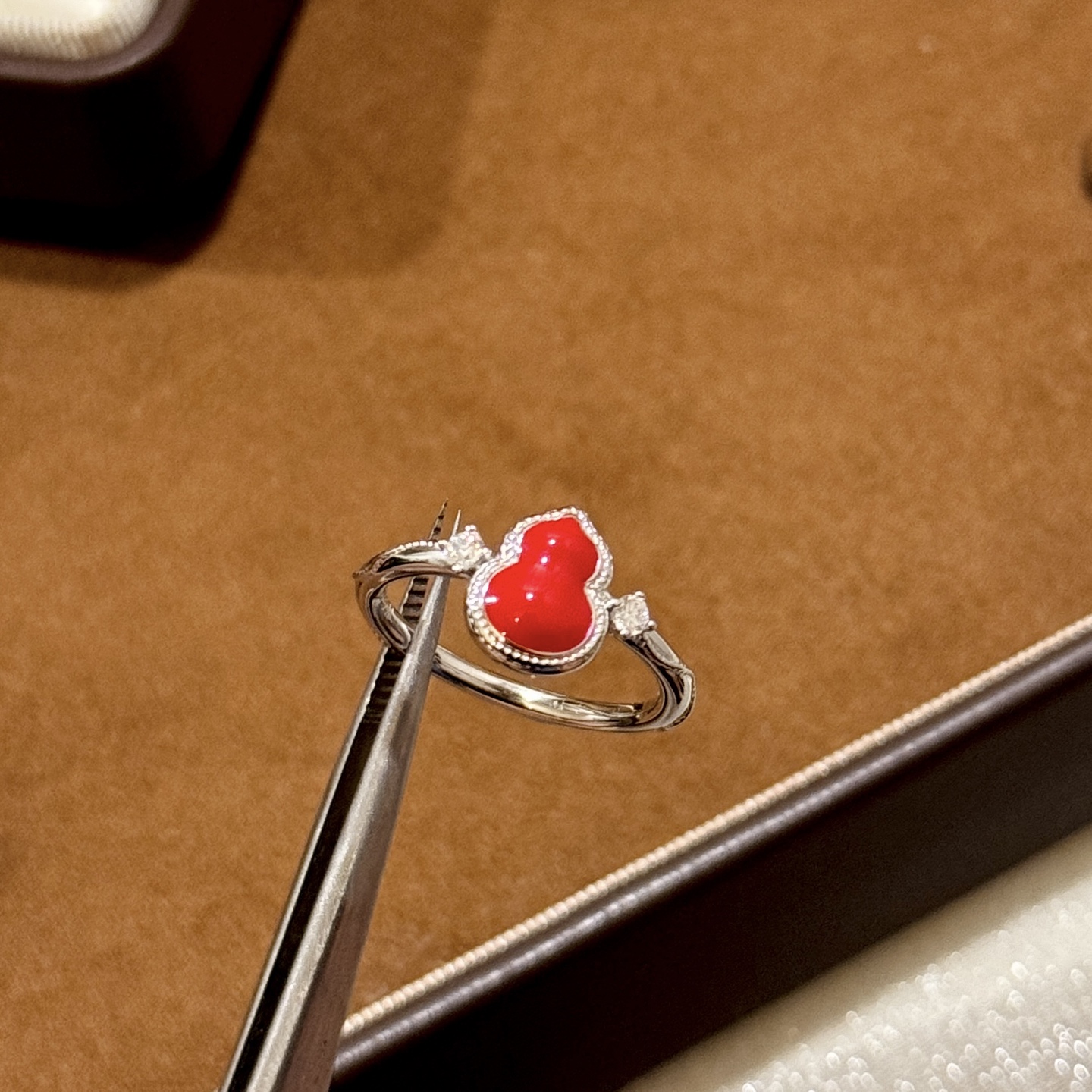 Qeelin Wulu ring silver-toned metal with red gemstone and clear diamond accents US 6