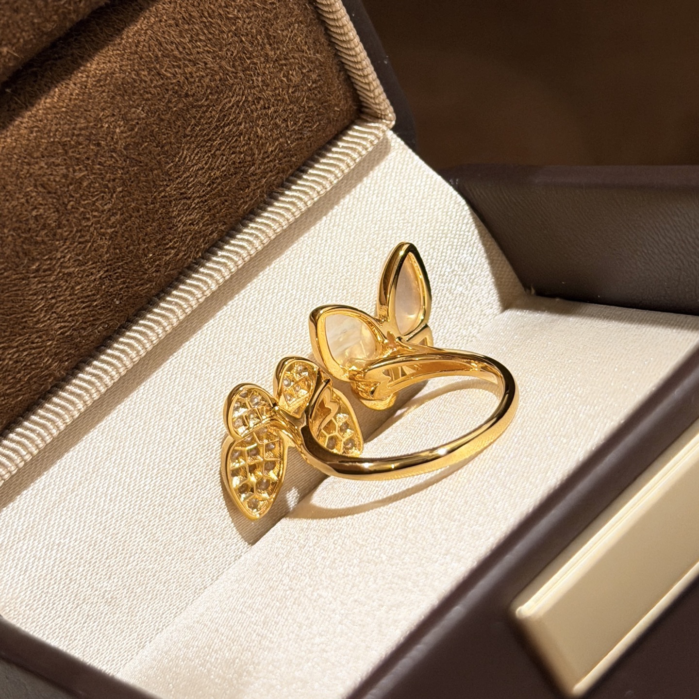 Van Cleef Arpels Two Butterfly ring Rose gold white mother-of-pearl white diamonds 52