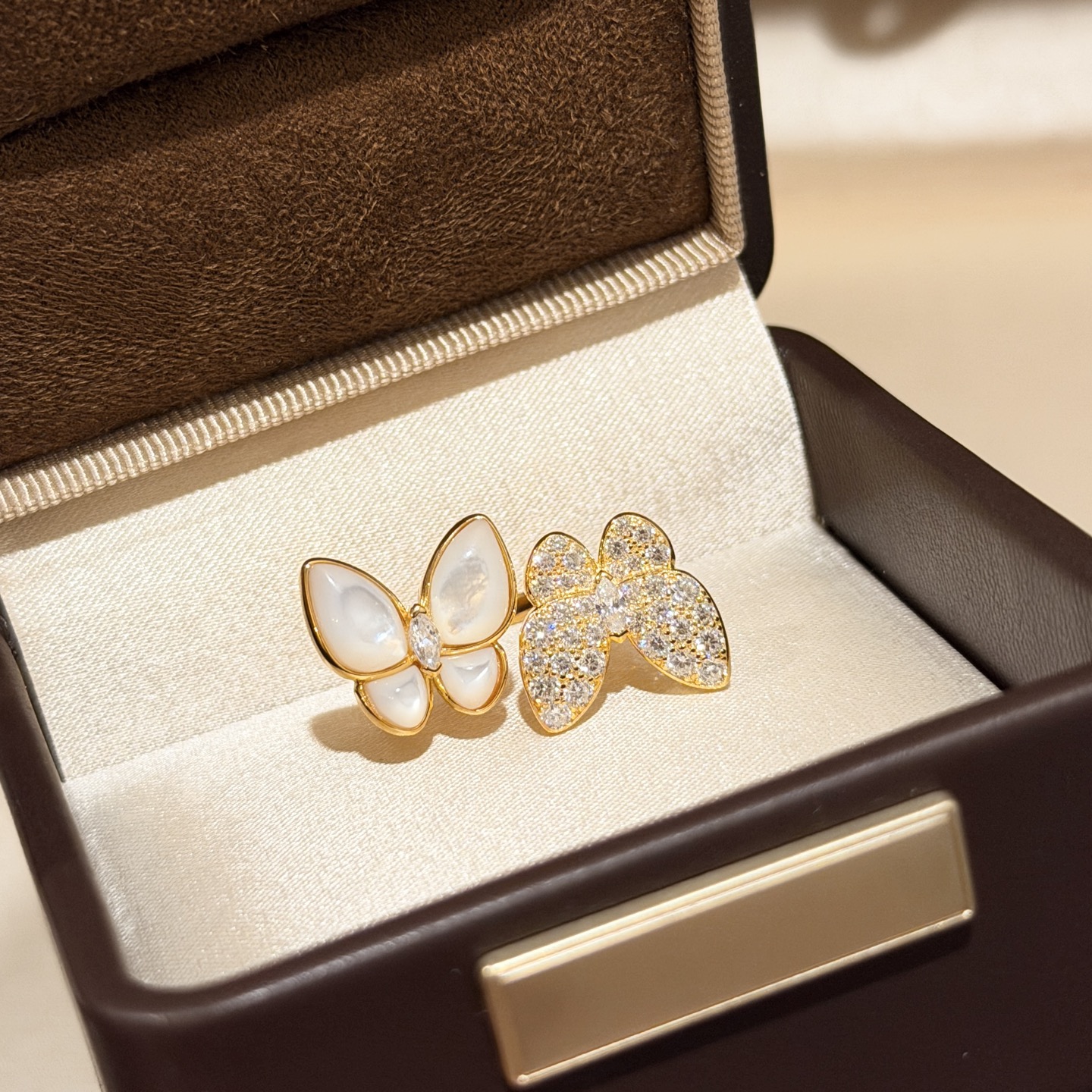 Van Cleef Arpels Two Butterfly ring Rose gold white mother-of-pearl white diamonds 52