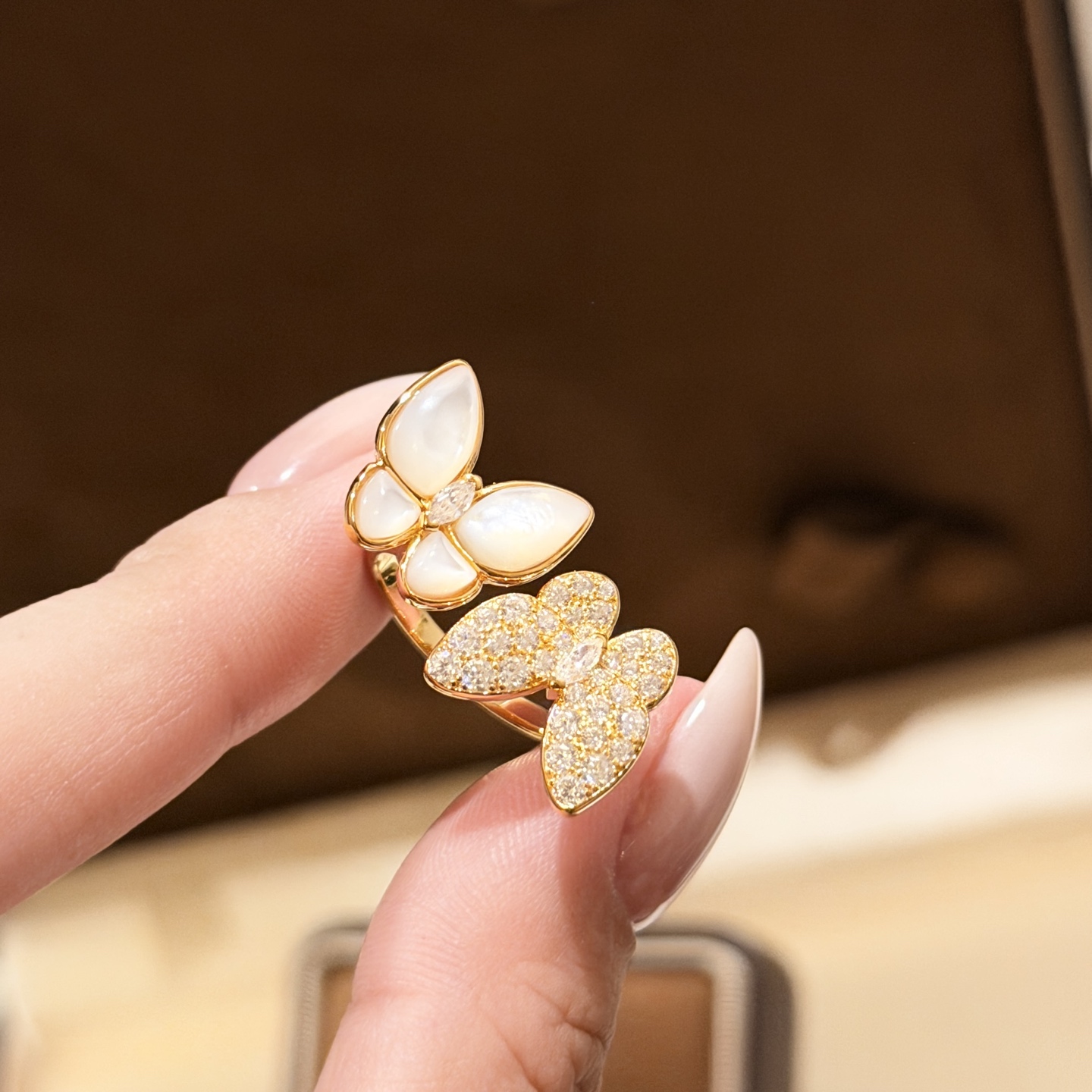 Van Cleef Arpels Two Butterfly ring Rose gold white mother-of-pearl white diamonds 52