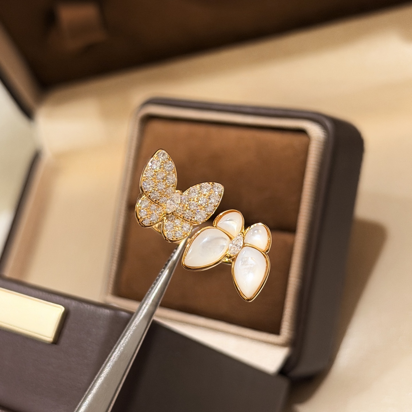 Van Cleef Arpels Two Butterfly ring Rose gold white mother-of-pearl white diamonds 52
