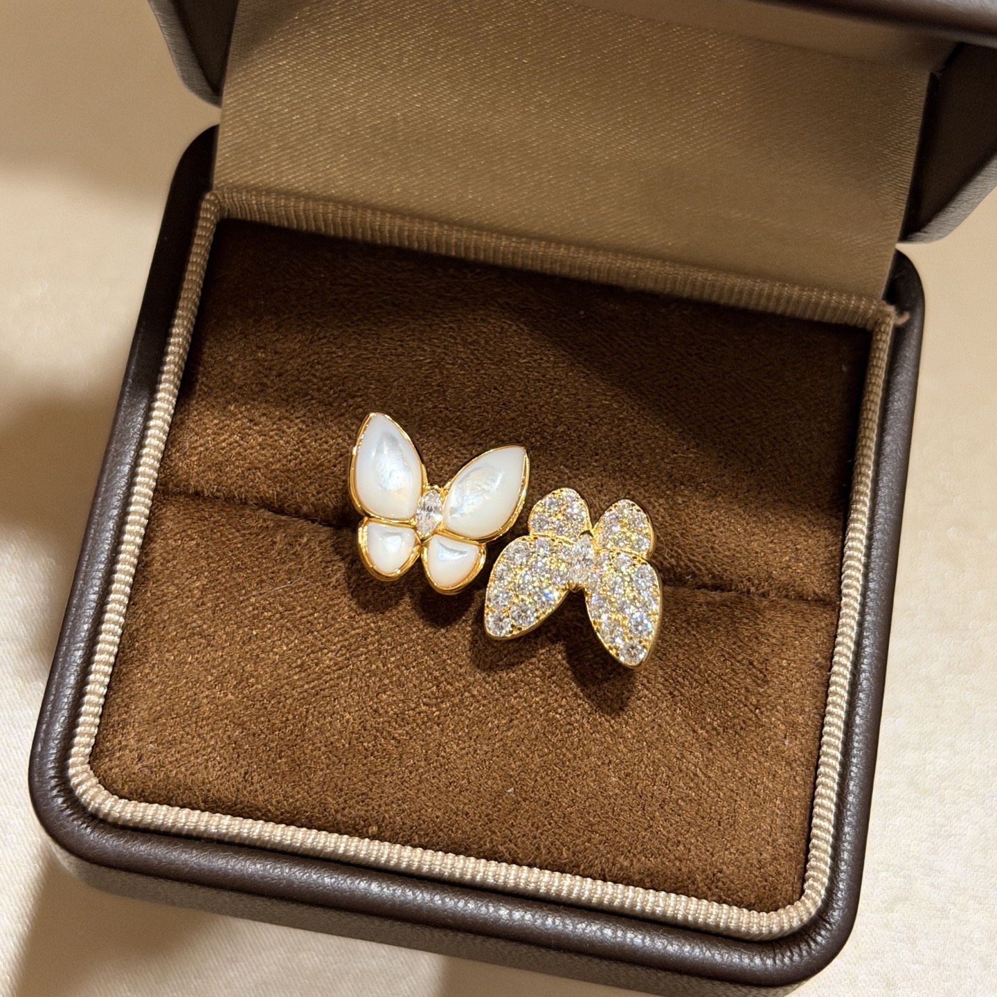 Van Cleef Arpels Two Butterfly ring Rose gold white mother-of-pearl white diamonds 52