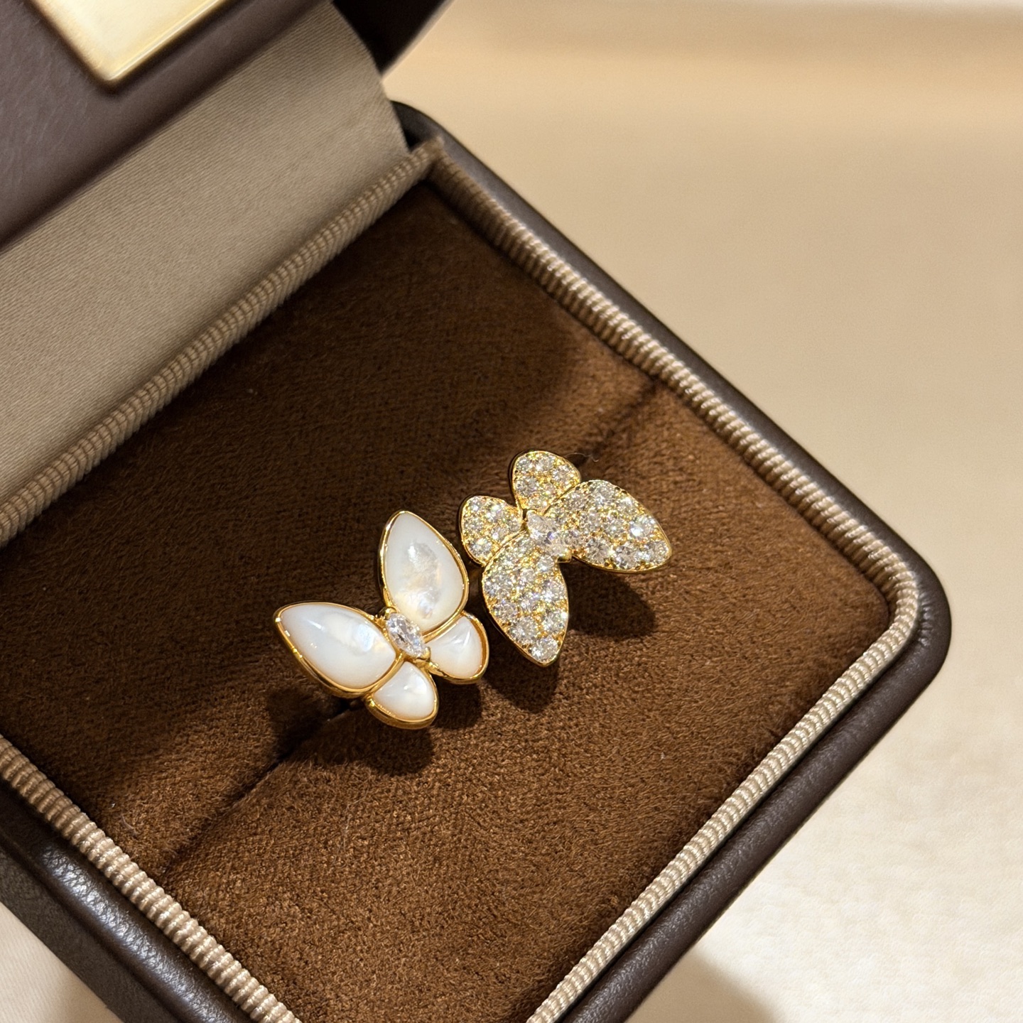Van Cleef Arpels Two Butterfly ring Rose gold white mother-of-pearl white diamonds 52
