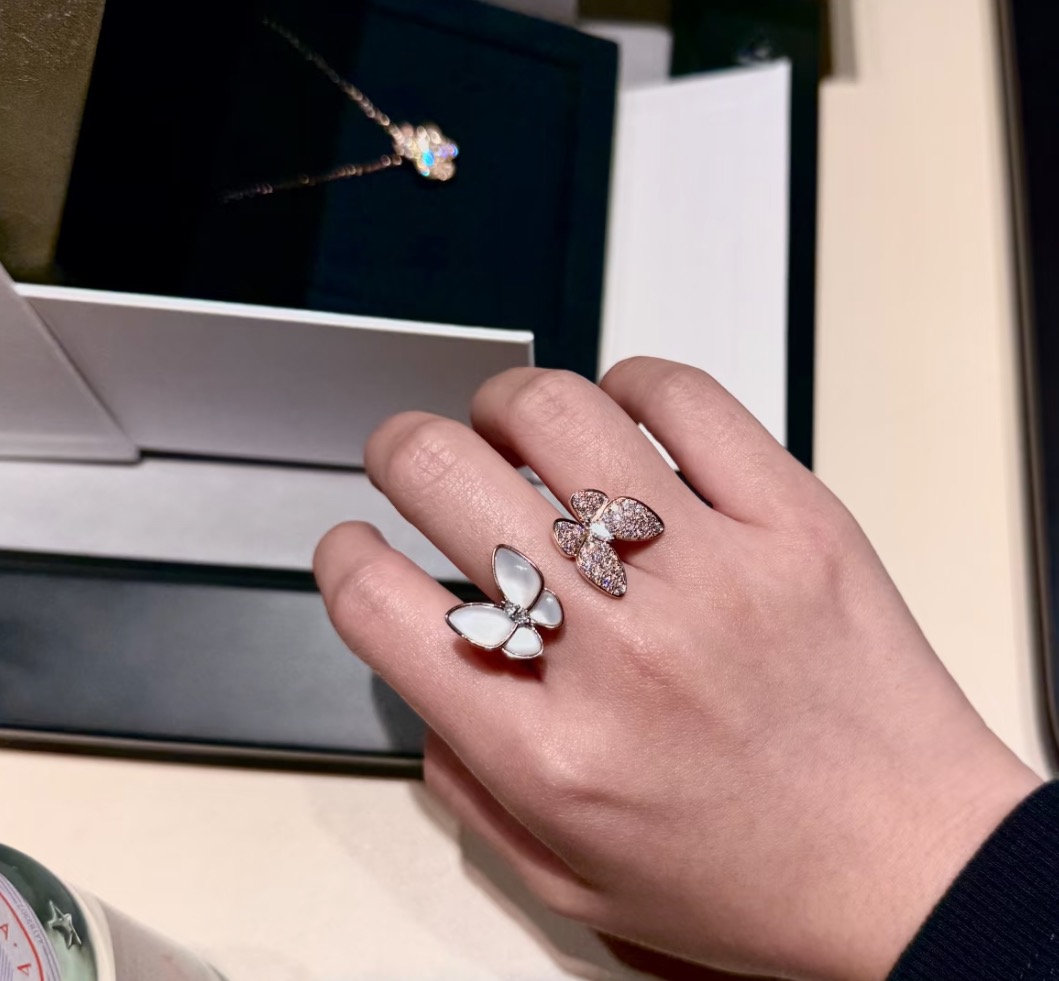 Van Cleef Arpels Two Butterfly ring Rose gold white mother-of-pearl white diamonds 52