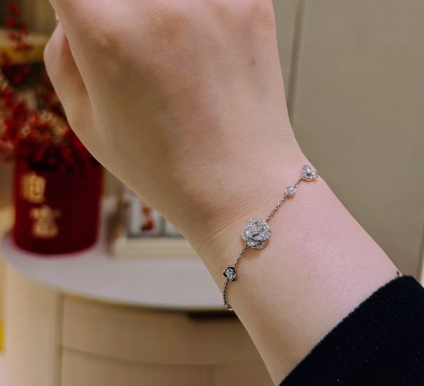 Piaget Piaget Rose bracelet Silver-toned white gold with clear diamonds 17 2cm