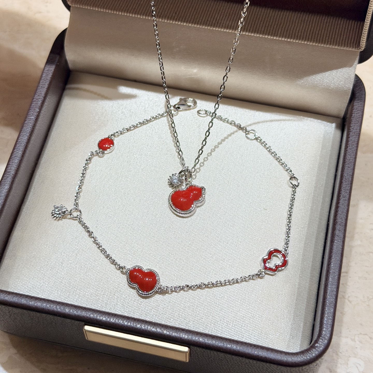 Qeelin Wulu bracelet Silver-toned metal with red carnelian inlays and clear diamond accent 18cm