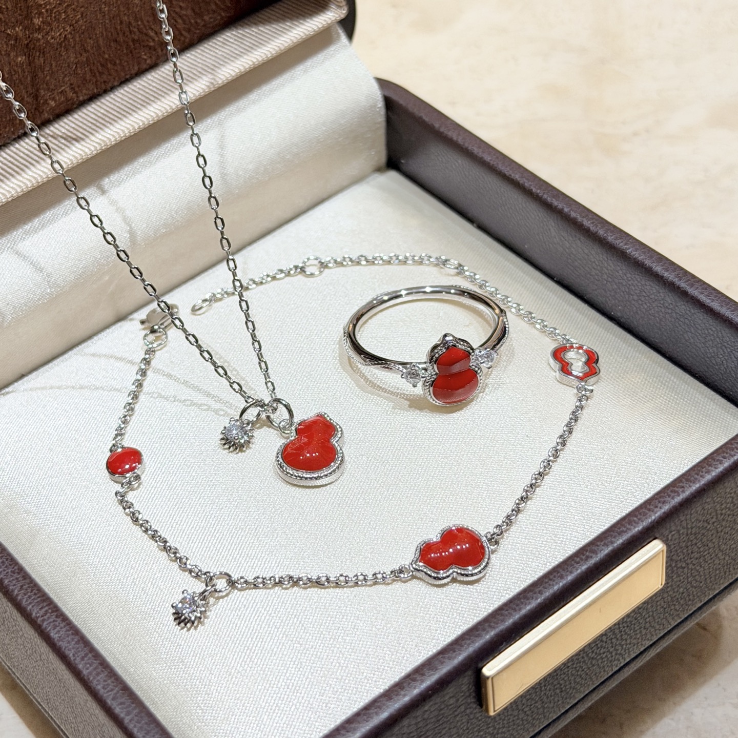 Qeelin Wulu bracelet Silver-toned metal with red carnelian inlays and clear diamond accent 18cm