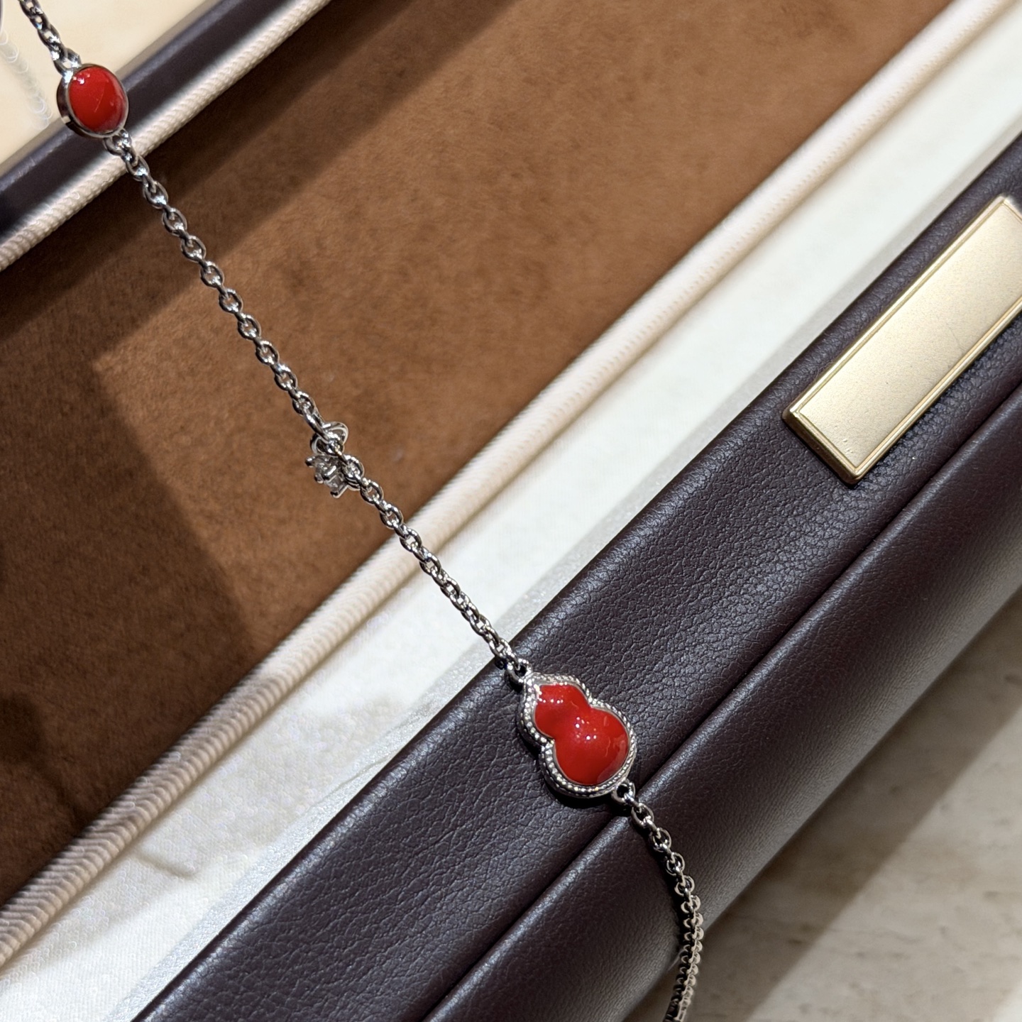 Qeelin Wulu bracelet Silver-toned metal with red carnelian inlays and clear diamond accent 18cm