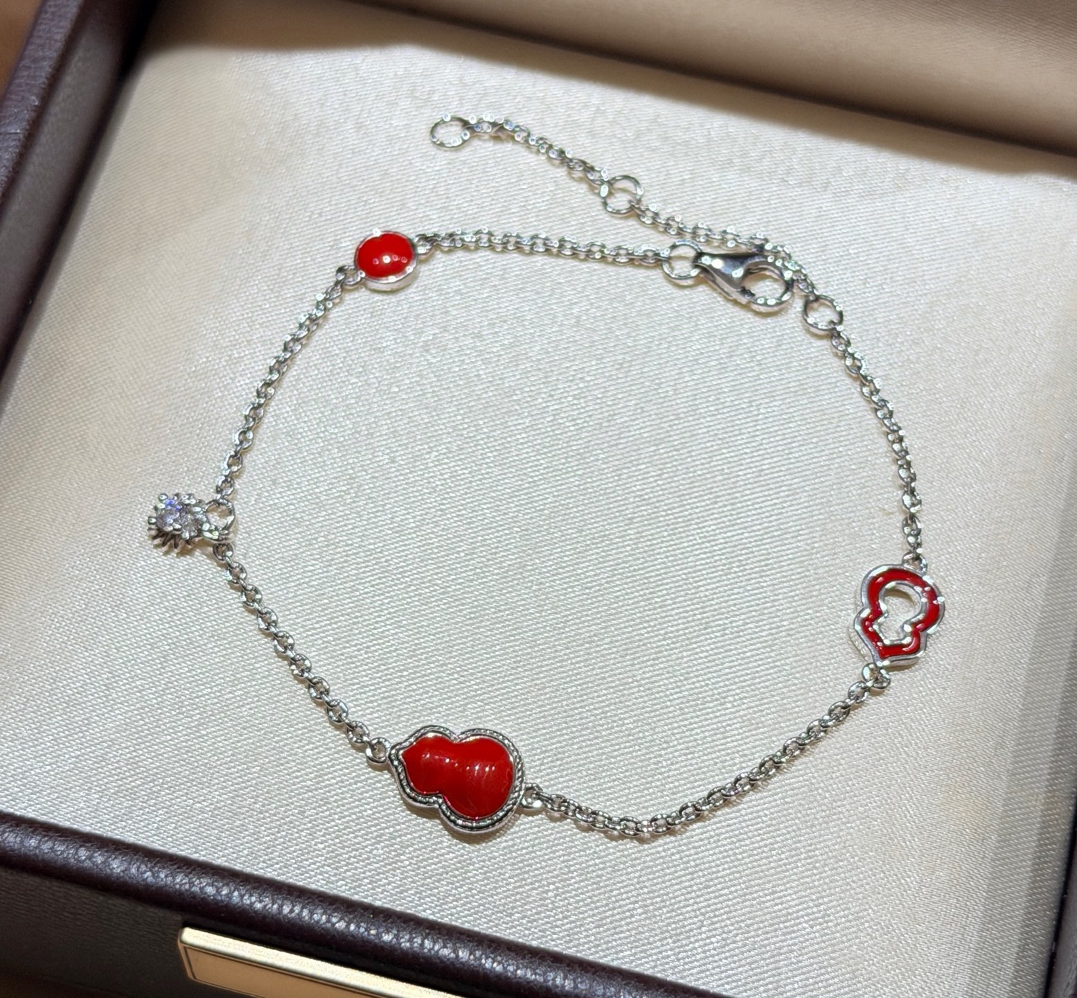 Qeelin Wulu bracelet Silver-toned metal with red carnelian inlays and clear diamond accent 18cm