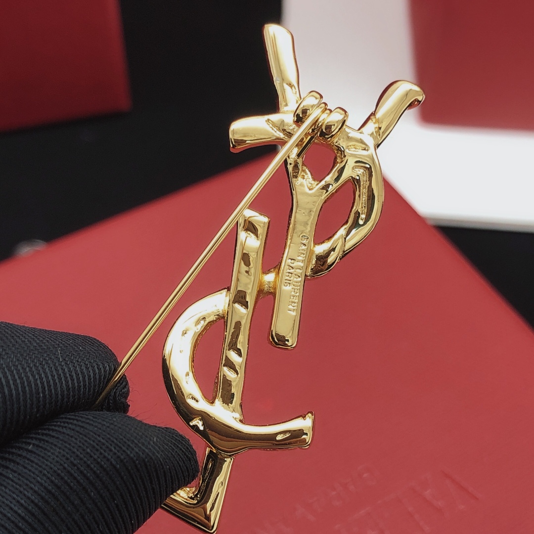 Saint Laurent Cassandre YSL Monogram Brooch brooch gold-tone metal no gemstones 4 5cm
