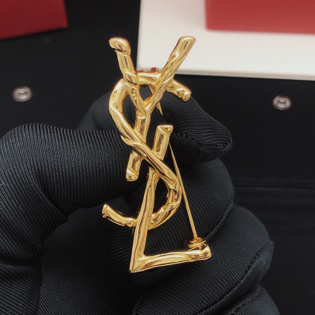 Saint Laurent Cassandre YSL Monogram Brooch brooch gold-tone metal no gemstones 4 5cm