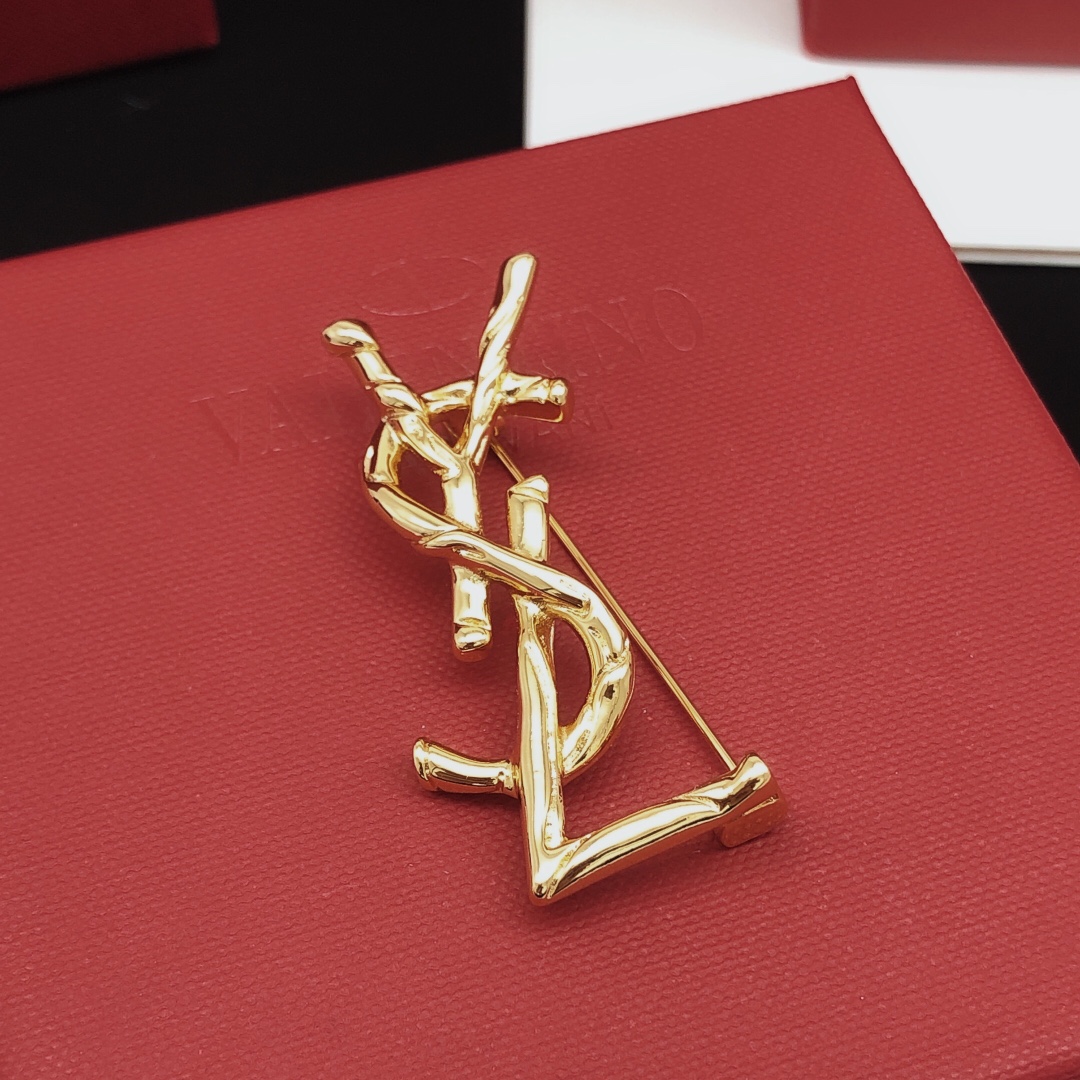 Saint Laurent Cassandre YSL Monogram Brooch brooch gold-tone metal no gemstones 4 5cm