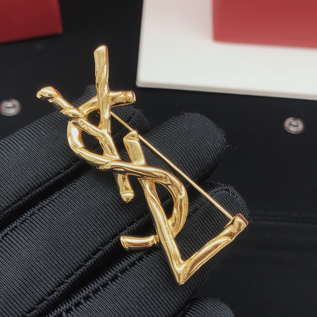 Saint Laurent Cassandre YSL Monogram Brooch brooch gold-tone metal no gemstones 4 5cm
