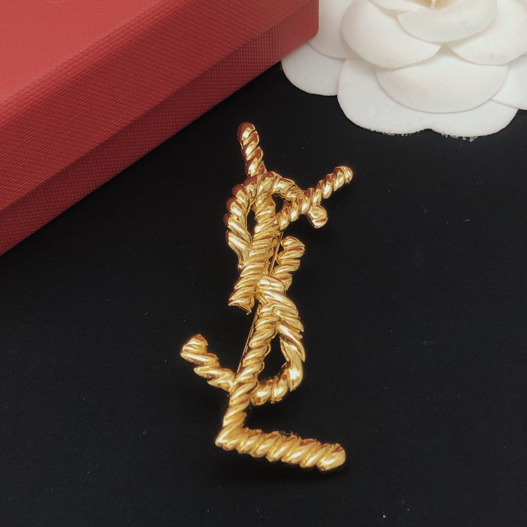 Saint Laurent Twisted Rope Cassandre Monogram Brooch brooch gold tone metal no accent stones 4 5cm height