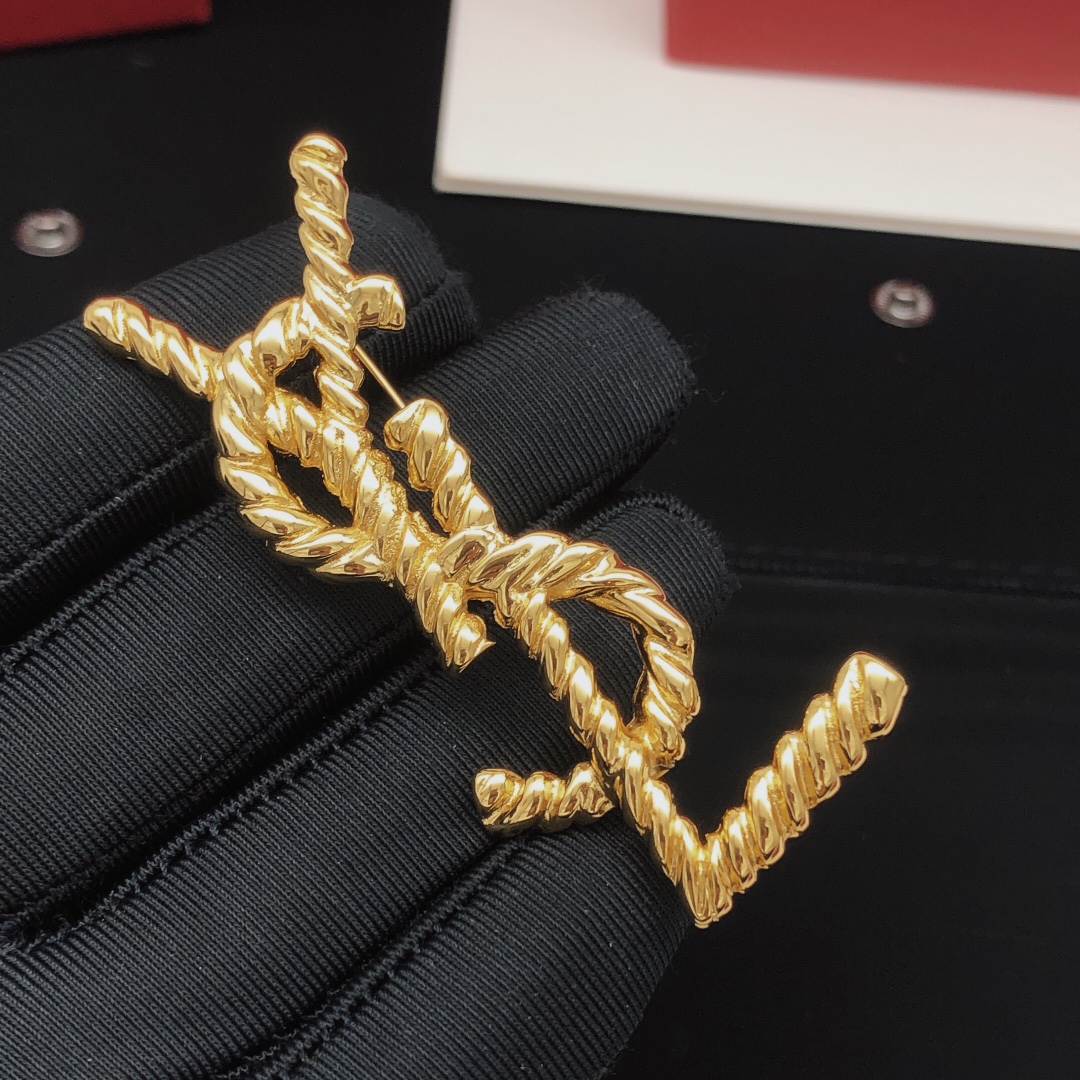 Saint Laurent Twisted Rope Cassandre Monogram Brooch brooch gold tone metal no accent stones 4 5cm height