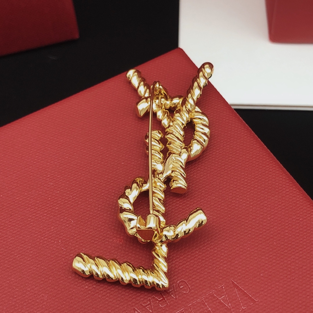 Saint Laurent Twisted Rope Cassandre Monogram Brooch brooch gold tone metal no accent stones 4 5cm height