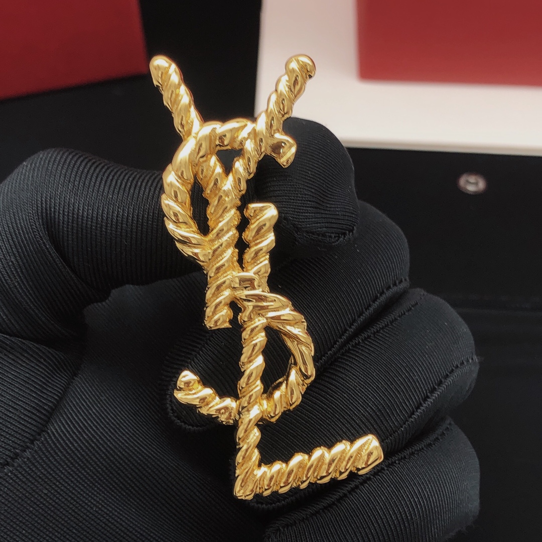 Saint Laurent Twisted Rope Cassandre Monogram Brooch brooch gold tone metal no accent stones 4 5cm height