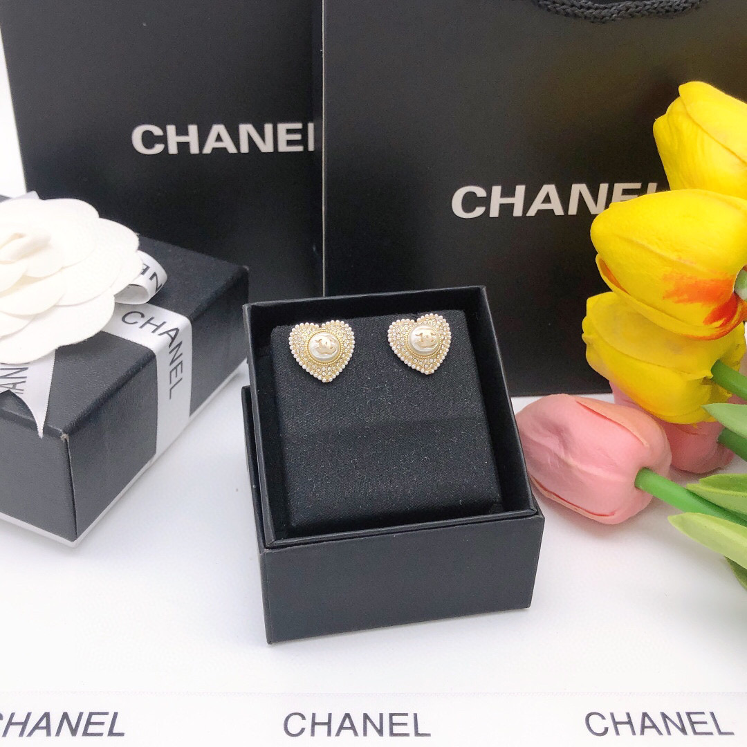 Chanel CC Heart Pearl Crystal Stud Earrings earrings Gold-tone metal white faux pearl clear crystal white mini pearl trim 1 5cm diameter per earring