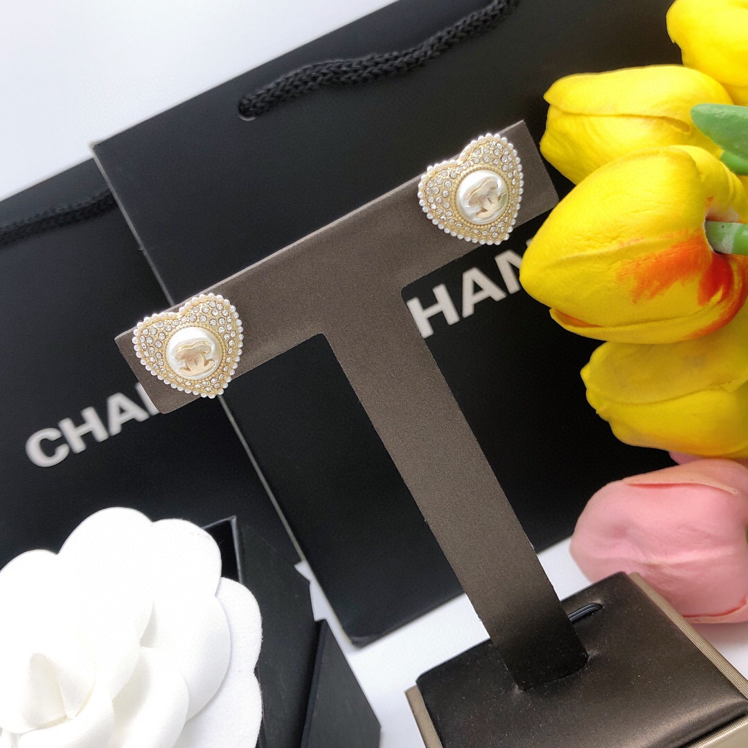 Chanel CC Heart Pearl Crystal Stud Earrings earrings Gold-tone metal white faux pearl clear crystal white mini pearl trim 1 5cm diameter per earring