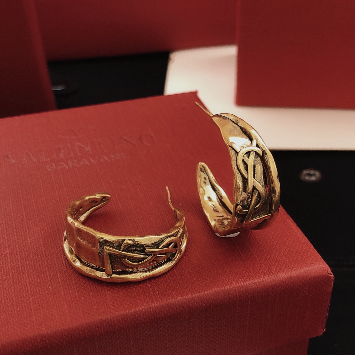 Saint Laurent Cassandre Twisted Hoop Earrings earrings vintage gold tone metal no gemstones 2 5cm hoop diameter