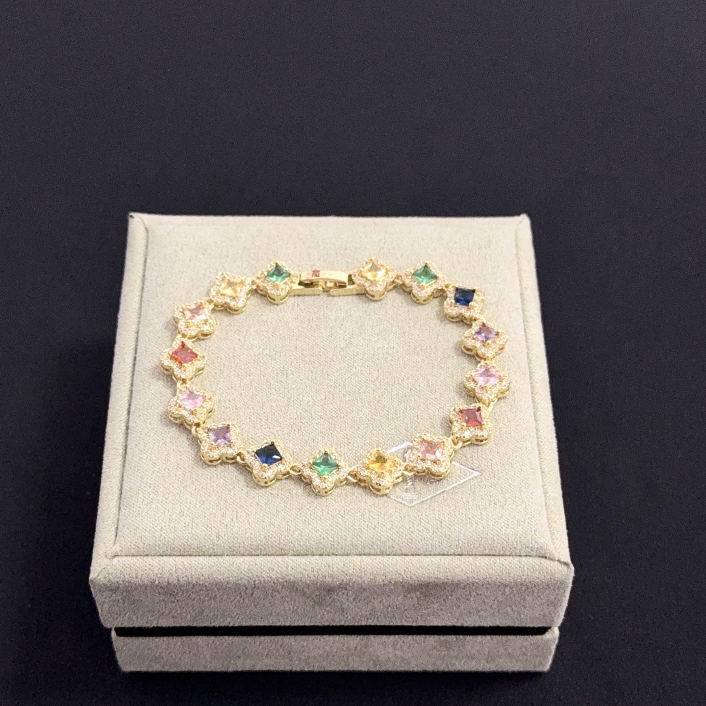 Bracciale Van Cleef Arpels Alhambra in metallo dorato giallo con pietre preziose multicolori e accenti di diamanti bianchi 18 cm