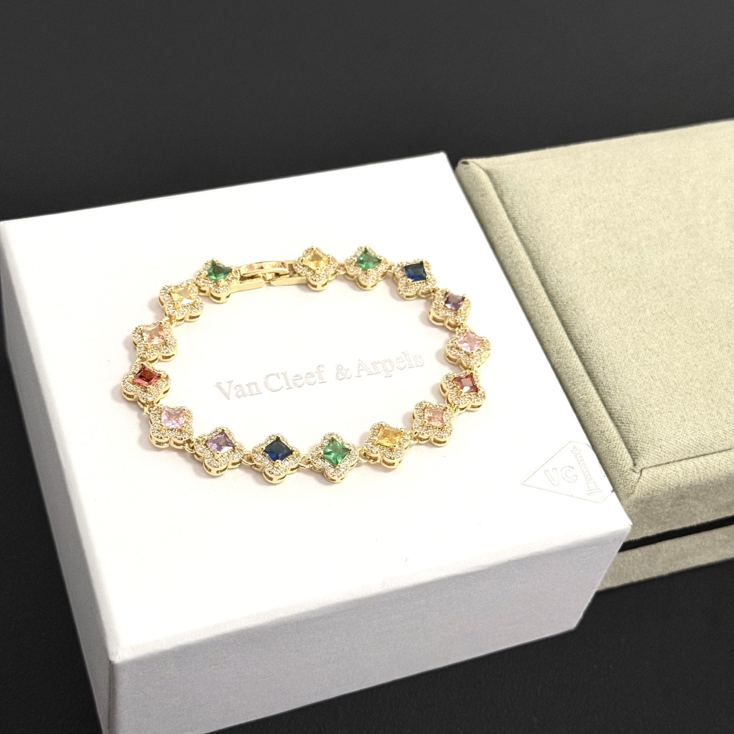 Bracciale Van Cleef Arpels Alhambra in metallo dorato giallo con pietre preziose multicolori e accenti di diamanti bianchi 18 cm