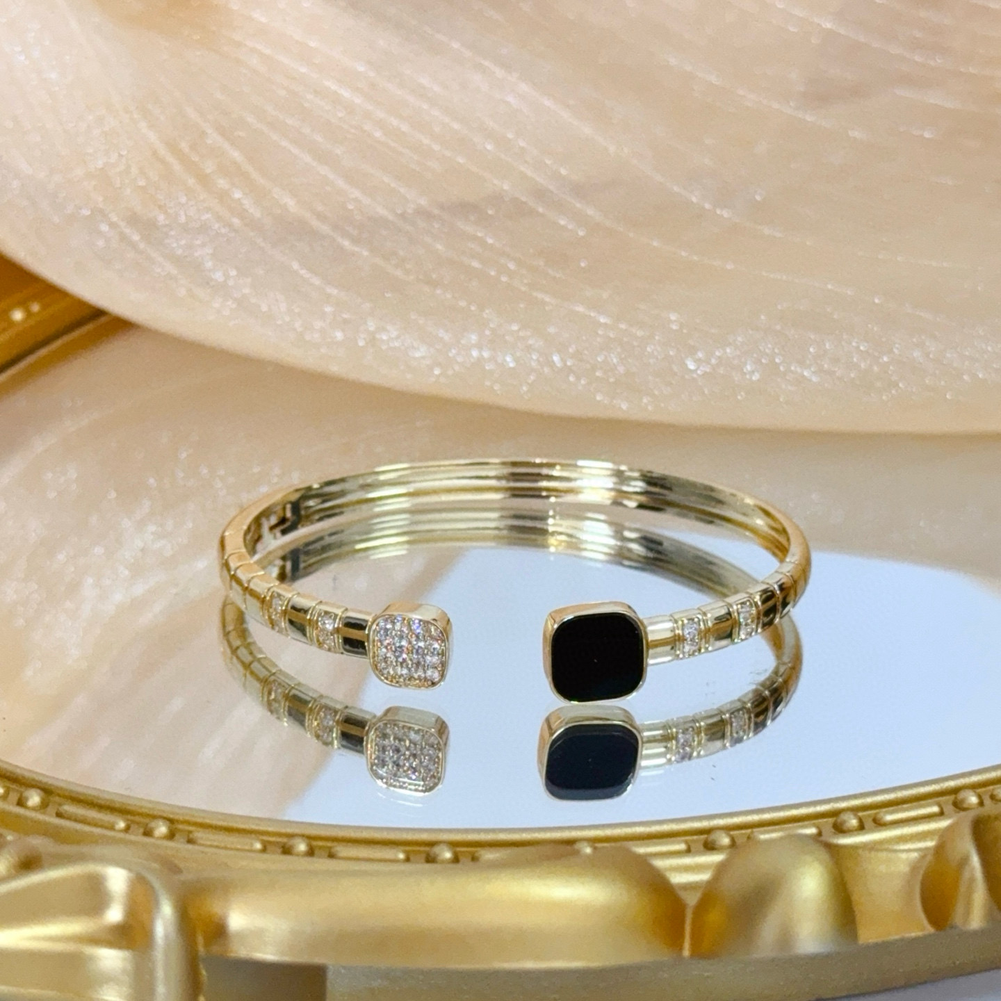 Piaget Possession bracelet 18k yellow gold black onyx white diamond 17cm inner circumference