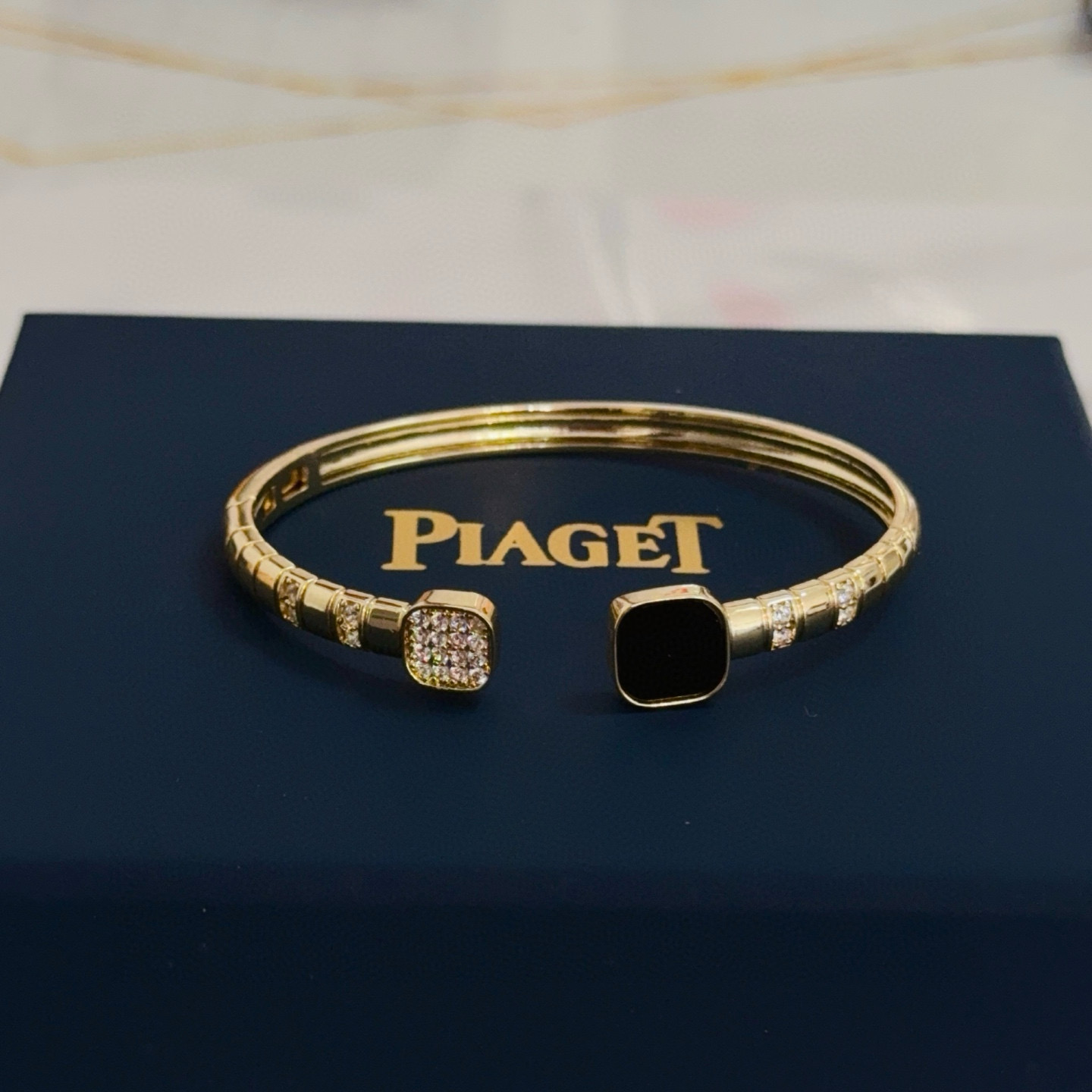 Piaget Possession bracelet 18k yellow gold black onyx white diamond 17cm inner circumference