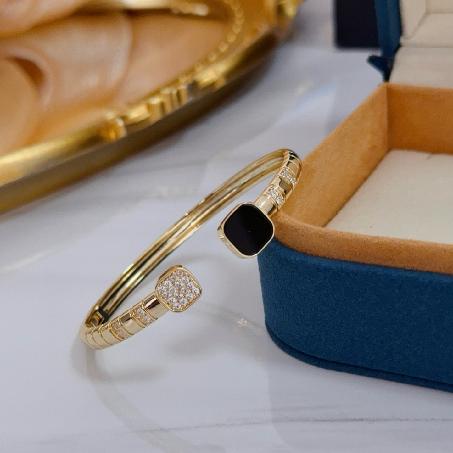 Piaget Possession bracelet 18k yellow gold black onyx white diamond 17cm inner circumference