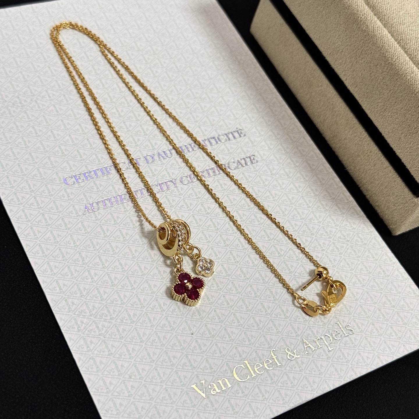 Collana Van Cleef Arpels Alhambra in oro giallo con accenti di rosso rubino e diamanti trasparenti 42 cm